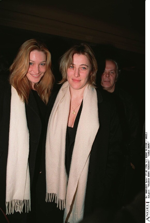Carla et Valeria Bruni Tedeschi lors de l'avant-première des Menteurs à Paris en 1996