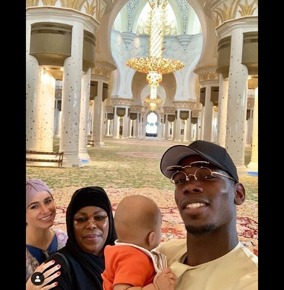 Paul Pogba avec sa maman Yeo Moriba, sa compagne Maria Salaues et leur fils à la mosquée Cheikh Zayed, à Dubaï. Instagram le 25 mai 2019.