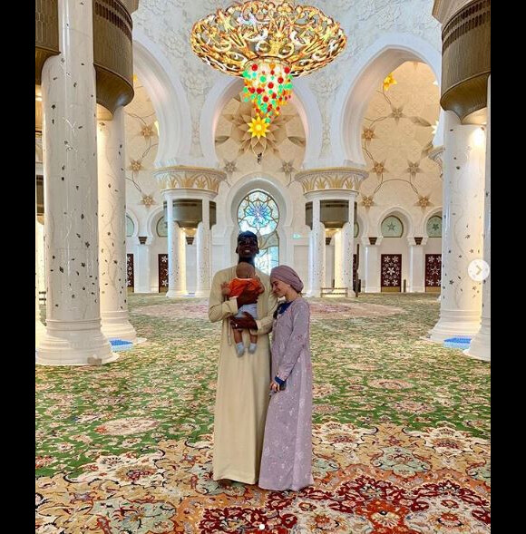 Paul Pogba et Maria Salaues avec leur fils à la mosquée Cheikh Zayed, à Dubaï. Instagram le 25 mai 2019.