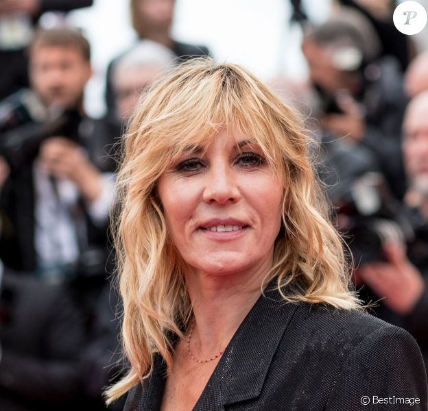 Mathilde Seigner - Montée des marches du film "Les plus belles années d'une vie" lors du 72ème Festival International du Film de Cannes. Le 18 mai 2019 © Jacovides-Moreau / Bestimage