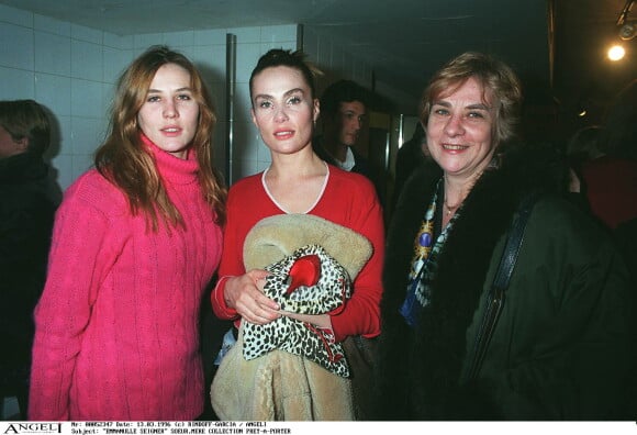 Emmanuelle et Mathilde Seigner avec leur mère en 1996 à Paris