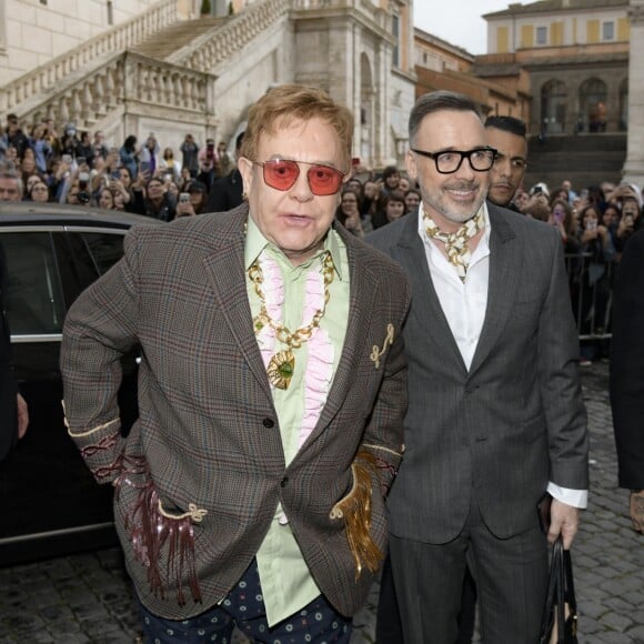 Elton John et son mari David Furnish arrivent au Musei Capitolini pour assister au défilé Gucci, collection croisière 2020. Rome, le 28 mai 2019.