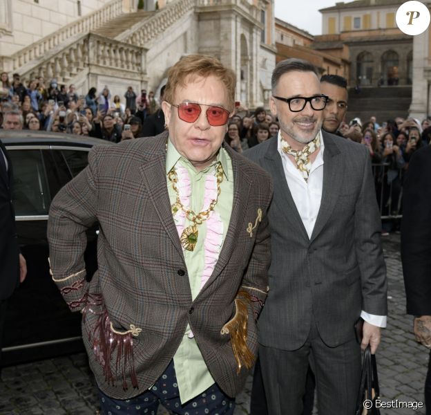Elton John et son mari David Furnish arrivent au Musei Capitolini pour assister au défilé Gucci, collection croisière 2020. Rome, le 28 mai 2019.
