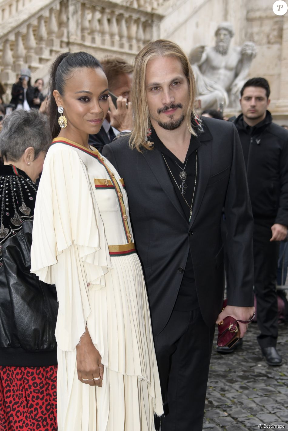 Zoe Saldana et son mari Marco Perego arrivent au Musei Capitolini pour assister au défilé Gucci Zoe Saldana et son mari Marco Perego arrivent au Musei Capitolini pour assister au défilé Gucci