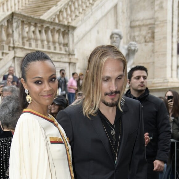 Zoe Saldana et son mari Marco Perego arrivent au Musei Capitolini pour assister au défilé Gucci, collection croisière 2020. Rome, le 28 mai 2019.