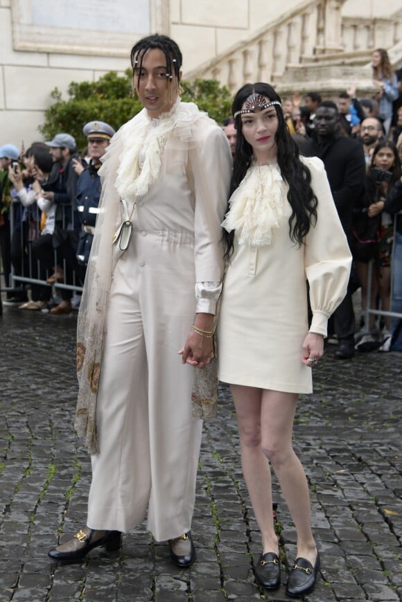 Ghali et sa compagne Maria Carla Boscono arrivent au Musei Capitolini pour assister au défilé Gucci, collection croisière 2020. Rome, le 28 mai 2019.