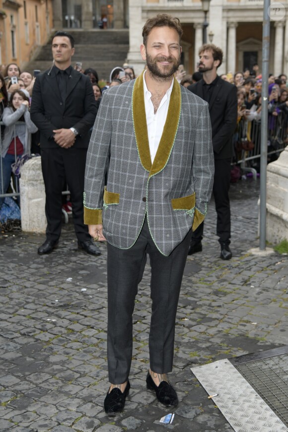 Alessandro Borghi arrive au Musei Capitolini pour assister au défilé Gucci, collection croisière 2020. Rome, le 28 mai 2019.