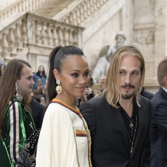 Zoe Saldana et son mari Marco Perego arrivent au Musei Capitolini pour assister au défilé Gucci, collection croisière 2020. Rome, le 28 mai 2019.