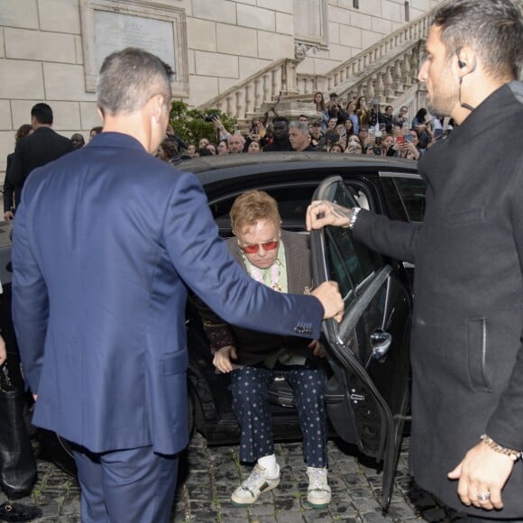 Elton John et son mari David Furnish arrivent au Musei Capitolini pour assister au défilé Gucci, collection croisière 2020. Rome, le 28 mai 2019.