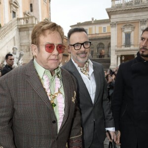 Elton John et son mari David Furnish arrivent au Musei Capitolini pour assister au défilé Gucci, collection croisière 2020. Rome, le 28 mai 2019.