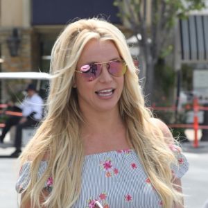 Exclusif - Britney Spears rayonnante et souriante en balade accompagnée de son garde du corps à Westlake, le 18 mai 2019