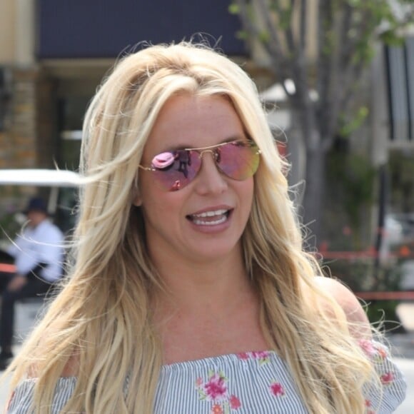 Exclusif - Britney Spears rayonnante et souriante en balade accompagnée de son garde du corps à Westlake, le 18 mai 2019