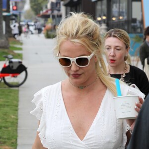 Exclusif - Britney Spears semble en meilleure forme que ces derniers jours à la sortie du magasin "Go Greek Yogurt" à Santa Monica. Le 24 avril 2019