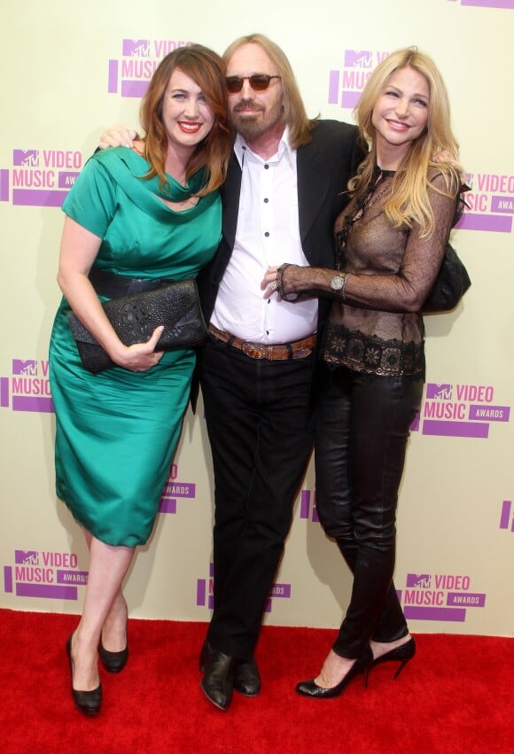 Tom Petty entre sa fille Adria et sa femme Dana lors des MTV Video Music Awards en septembre 2012. Après la mort du chanteur en octobre 2017, les deux femmes se sont lancées dans une guerre en justice au sujet de l'héritage.