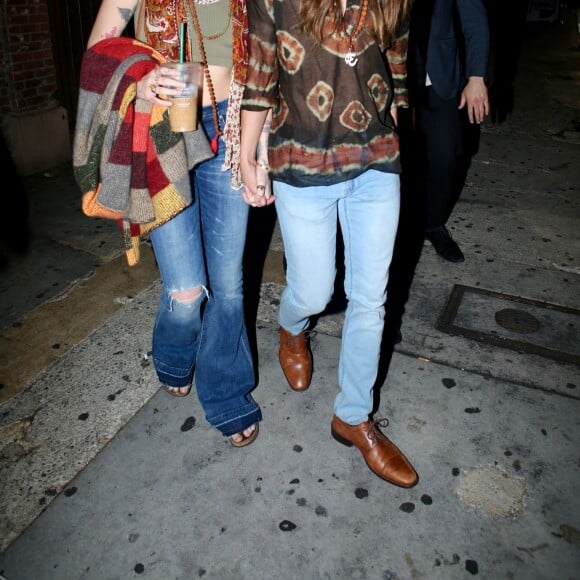 Paris Jackson et son compagnon Gabriel Glenn quittent le bar Daveys Wayne après avoir chanté dans le quartier de Hollywood à Los Angeles, le 22 mai 2019