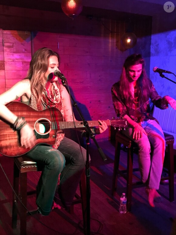 Paris Jackson et son compagnon Gabriel Glenn chantent au bar Daveys Wayne dans le quartier de Hollywood à Los Angeles, le 22 mai 2019