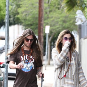 Paris Jackson et son compagnon Gabriel Glenn promènent leurs chiens à Los Angeles le 11 avril 2019.