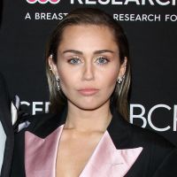 Miley Cyrus embrassée de force par un homme, juste dans le dos de son mari Liam