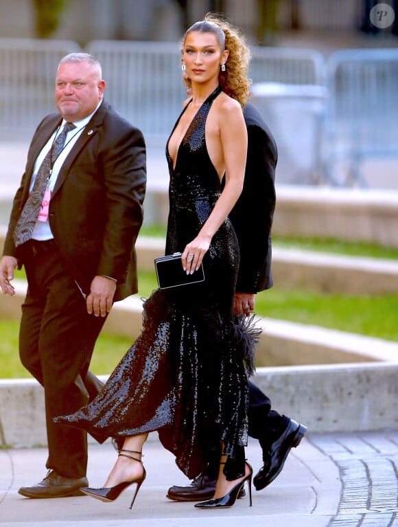 Bella Hadid arrive au Brooklyn Museum pour les CFDA Fashion Awards 2019 à New York, le 3 juin 2019.