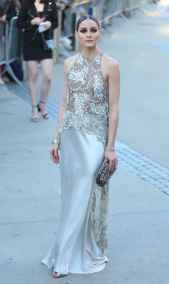 Olivia Palermo arrive au Brooklyn Museum pour les CFDA Fashion Awards 2019 à New York, le 3 juin 2019.