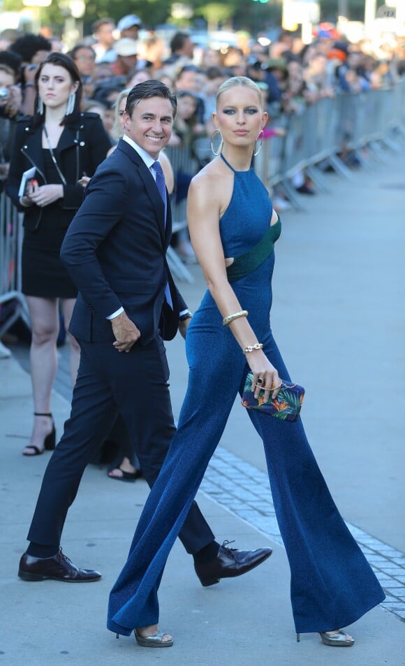 Carolina Kurkova et son mari Archie Drury arrivent au Brooklyn Museum pour les CFDA Fashion Awards 2019 à New York, le 3 juin 2019.