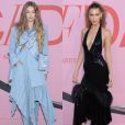 Gigi et Bella Hadid, habillées en Louis Vuitton et Michael Kors Collection, assistent aux CFDA Fashion Awards 2019 à New York, le 3 juin 2019.