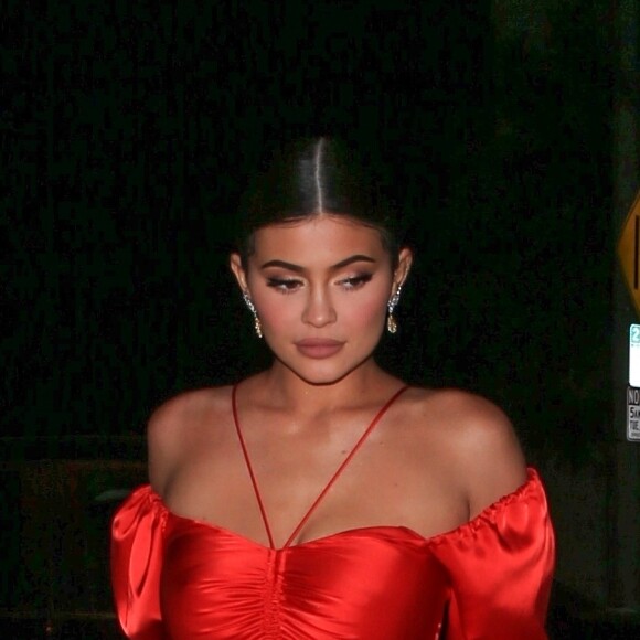 Exclusif - Kylie Jenner en total look rouge pour aller diner au restaurant Catch dans le quartier de West Hollywood à Los Angeles. Kylie porte un sac Judith Leiber Couture Smooch Lipstick rouge! Le 9 mai 2019