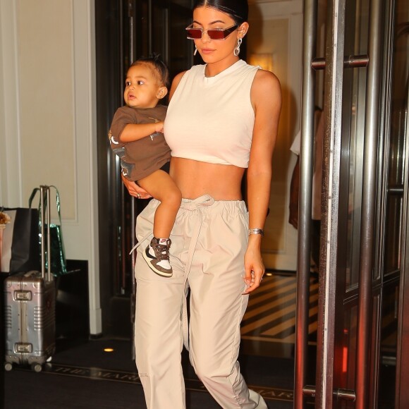 Kylie Jenner à la sortie de l'hôtel "The Mark" avec sa fille Stormi à New York, le 7 mai 2019. La petite Stormi porte les baskets Nike de la collaboration de son père T. Scott avec la marque américaine "T. Scott x Nike Air ".