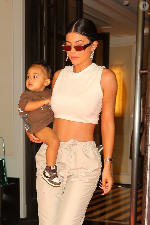 Kylie Jenner à la sortie de l'hôtel "The Mark" avec sa fille Stormi à New York, le 7 mai 2019. La petite Stormi porte les baskets Nike de la collaboration de son père T. Scott avec la marque américaine "T. Scott x Nike Air ".