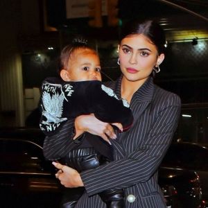 Kylie Jenner a été aperçue avec sa fille Stormi dans les bras alors qu'elle se rend au restaurant Nobu à New York. La jeune milliardaire invite sa fille en tête à tête pour un diner branché, le 3 mai 2019.