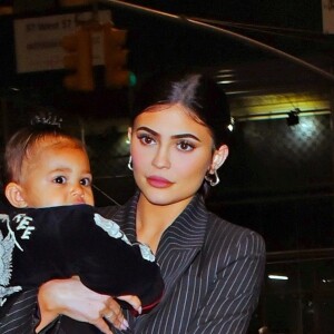 Kylie Jenner a été aperçue avec sa fille Stormi dans les bras alors qu'elle se rend au restaurant Nobu à New York. La jeune milliardaire invite sa fille en tête à tête pour un diner branché, le 3 mai 2019.