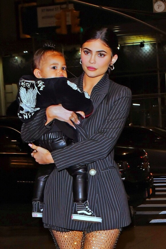 Kylie Jenner a été aperçue avec sa fille Stormi dans les bras alors qu'elle se rend au restaurant Nobu à New York. La jeune milliardaire invite sa fille en tête à tête pour un diner branché, le 3 mai 2019.