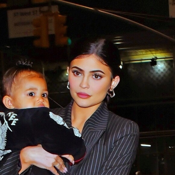 Kylie Jenner a été aperçue avec sa fille Stormi dans les bras alors qu'elle se rend au restaurant Nobu à New York. La jeune milliardaire invite sa fille en tête à tête pour un diner branché, le 3 mai 2019.