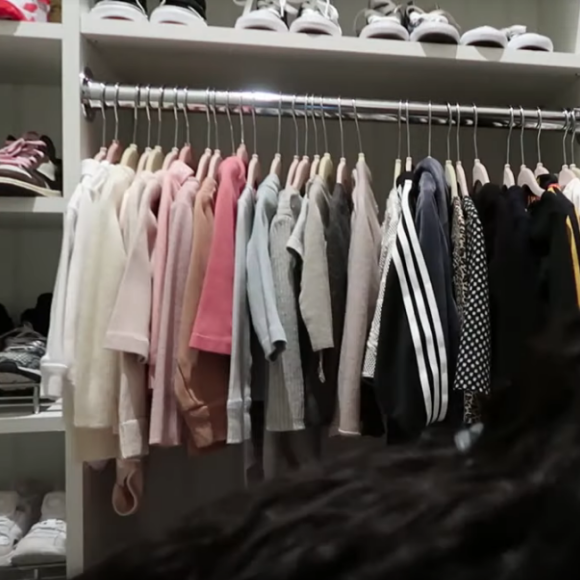 Kylie Jenner- "Un jour dans ma vie"- YouTube (juin 2019).