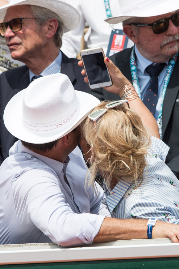 Elodie Gossuin et son mari Bertrand Lacherie dans les tribunes lors des internationaux de tennis de Roland-Garros à Paris, France, le 4 juin 2019. © Jacovides-Moreau/Bestimage