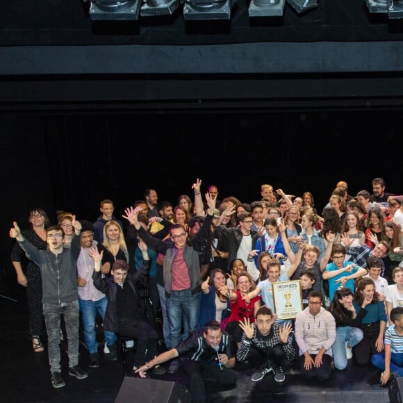 Exclusif - Grand Corps Malade, parrain des Trophées Slam, et les enfants participants -2e édition des "Trophées Slam à l'école", à l'initiative de la Fondation Culture & Diversité, au théâtre du Petit Saint-Martin à Paris, le 3 juin 2019. © Pierre Perusseau/Bestimage