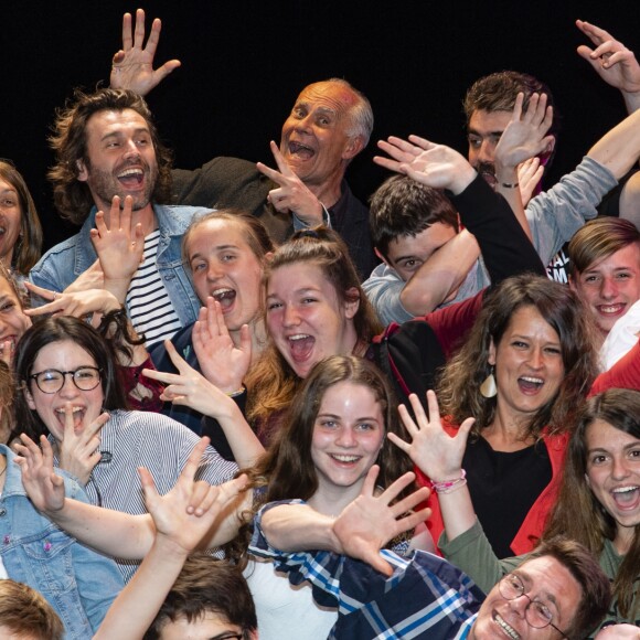 Exclusif - Grand Corps Malade, parrain des Trophées Slam, et les enfants participants -2e édition des "Trophées Slam à l'école", à l'initiative de la Fondation Culture & Diversité, au théâtre du Petit Saint-Martin à Paris, le 3 juin 2019. © Pierre Perusseau/Bestimage