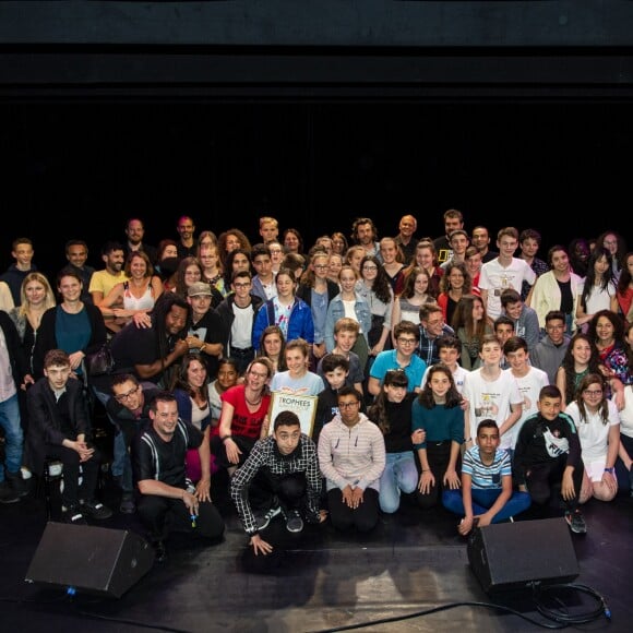 Exclusif - Grand Corps Malade, parrain des Trophées Slam, et les enfants participants -2e édition des "Trophées Slam à l'école", à l'initiative de la Fondation Culture & Diversité, au théâtre du Petit Saint-Martin à Paris, le 3 juin 2019. © Pierre Perusseau/Bestimage