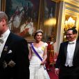 Le prince William et Theresa May, suivis de Kate Middleton, duchesse de Cambridge, en Alexander McQueen, et le secrétaire d'Etat au Trésor américain Stephen Mnuchin, arrivant au dîner de gala donné le 3 juin 2019 au palais de Buckingham par la reine Elizabeth II en l'honneur de la visite officielle du président américain Donald Trump et son épouse Melania Trump.