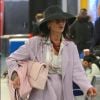 Catherine Zeta-Jones porte un joli chapeau de paille et un costume rose pâle à son arrivée à l'aéroport de JFK à New York, le 21 mars 2019