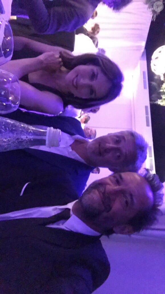 Elsa Zylberstein, Antoine de Caunes et Stéphane de Groodt, invités au mariage de François-Xavier Demaison et Anaïs Tihay, le 7 juin 2019. Image partagée par Elsa Zylberstein dans sa story Instagram.