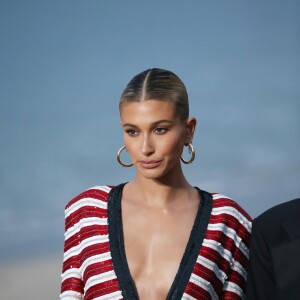 Hailey Baldwin assiste au défilé Saint Laurent, collection homme printemps-été 2020 à Malibu. Le 6 juin 2019.