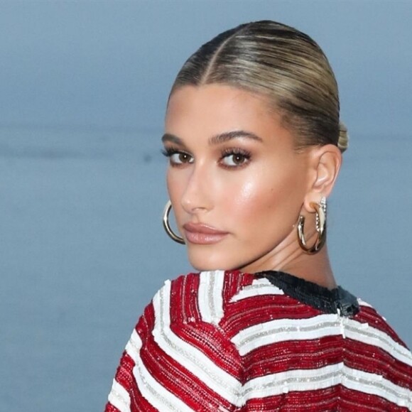 Hailey Baldwin assiste au défilé Saint Laurent, collection homme printemps-été 2020 à Malibu. Le 6 juin 2019.