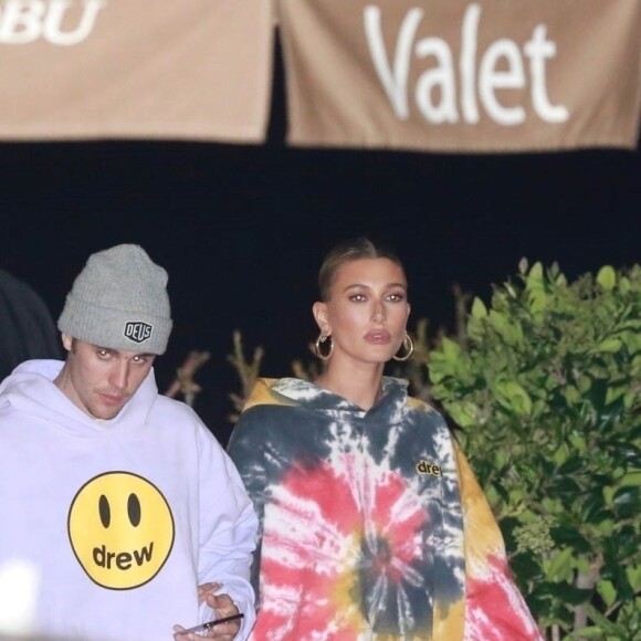 Exclusif - Justin Bieber et sa femme Hailey Baldwin Bieber à la sortie d'un dîner avec des amis à Malibu. Les deux tourtereaux ont échangé leurs hauts entre leur arrivée et leur sortie du restaurant. Los Angeles, le 6 juin 2019.