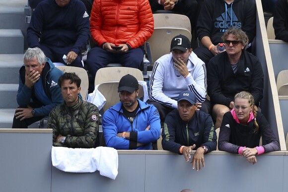 Le coach de Dominic Thiem, Nicola Massu, et la compagne du tennisman autrichien, Kristina Mladenovic, assistent au match Novak Djokovic - Dominic Thiem à Roland Garros. Paris, France, le 8 juin 2019.