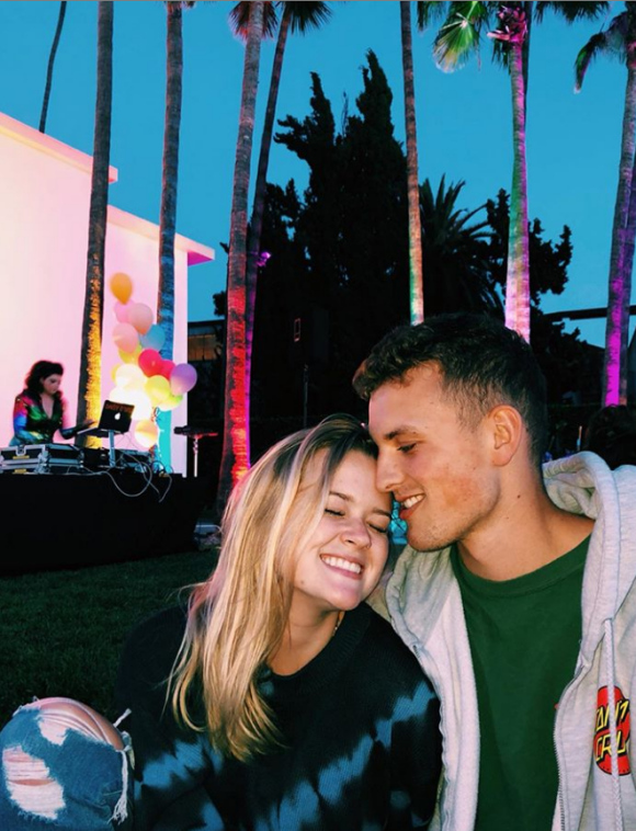 Ava Phillippe pose avec son chéri Owen, lors d'une soirée à Los Angeles, le 10 juin 2019