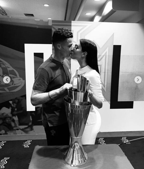 Cristiano Ronaldo a célébré sa victoire en Ligue des nations, à Porto le 9 juin 2019, en embrassant sa compagne Georgina Rodriguez.