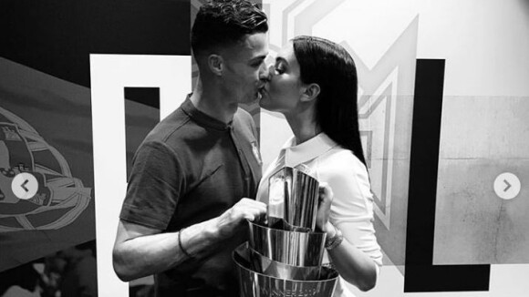 Cristiano Ronaldo champion : baiser de la victoire avec Georgina