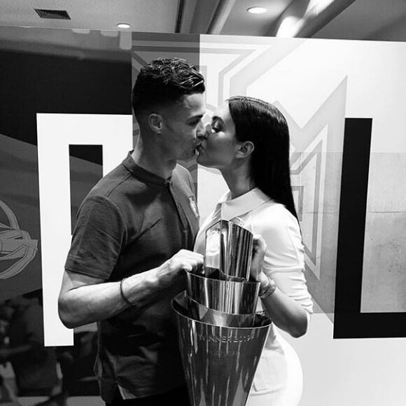 Cristiano Ronaldo a célébré sa victoire en Ligue des nations, à Porto le 9 juin 2019, en embrassant sa compagne Georgina Rodriguez.