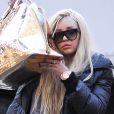 L'actrice et chanteuse Amanda Bynes se cache derriere son sac Louis Vuitton alors qu'elle marche dans les rues de New York. Le 8 avril 2013